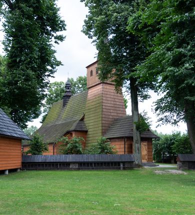 Zdjęcie nr 2: Kościół jednonawowy,  prezbiterium oddzielone ścianą tęczową z poprzeczną belką. Stropy pokryte dekoracją malarską imitującą kasetony z rozetami, z przedstawieniem Matki Boskiej z Dzieciątkiem w prezbiterium, św. Michała Archanioła w nawie oraz klęczących aniołów na ścianach. W dolnej partii ściany niebieskie, z biegnącą dookoła inskrypcją, a do jednej trzeciej wysokości od dołu w kolorze drewna. W przedsionku polichromia patronowa o motywach geometrycznych, roślinnych, zwierzęcych itd.  W nawie od zachodu chór muzyczny z dekoracją malarską roślinną i antropomorficzną. Nawa i prezbiterium naryte pozornym sklepieniem w kształcie spłaszczonej kolebki ze skośnymi fasetami. W nawie głównej jedno duże okno w kształcie stojącego prostokąta, bliżej chóru drugie, niewielkie, w kształcie leżącego; kolejne w wieży, przedsionku i prezbiterium. Główne wejście od zachodu, drugie przez kruchtę od południa, trzecie do zakrystii. Portal południowy prostokątny, osłonięty daszkiem, poniżej trójkątnego szczytu wypełnionego oknem. Od zachodu kwadratowa wieża o pochyłych ścianach pobitych gontem, z nadwieszoną, nieco występującą izbicą szalowaną pionowymi deskami, na dolnych końcach ozdobnie wycinanymi. Ściany obłożone gontem, gładkie. Nad nawą i prezbiterium dach jednokalenicowy, gontowy, wieża z ostrosłupowym hełmem. Nad nawą barokowa wieżyczka na sygnaturkę kryta blachą. 
Najcenniejszym elementem wyposażenia jest gotyckie retabulum ołtarzowe pełniące od 1935 roku rolę ołtarza głównego w miejsce rozebranego, barokowego. Oprócz niego szczególne znaczenie mają fragmenty zachowanej polichromii patronowej z około 1500 roku. 
