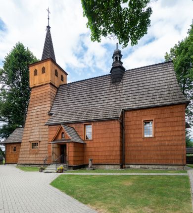 Zdjęcie nr 1: Kościół jednonawowy,  prezbiterium oddzielone ścianą tęczową z poprzeczną belką. Stropy pokryte dekoracją malarską imitującą kasetony z rozetami, z przedstawieniem Matki Boskiej z Dzieciątkiem w prezbiterium, św. Michała Archanioła w nawie oraz klęczących aniołów na ścianach. W dolnej partii ściany niebieskie, z biegnącą dookoła inskrypcją, a do jednej trzeciej wysokości od dołu w kolorze drewna. W przedsionku polichromia patronowa o motywach geometrycznych, roślinnych, zwierzęcych itd.  W nawie od zachodu chór muzyczny z dekoracją malarską roślinną i antropomorficzną. Nawa i prezbiterium naryte pozornym sklepieniem w kształcie spłaszczonej kolebki ze skośnymi fasetami. W nawie głównej jedno duże okno w kształcie stojącego prostokąta, bliżej chóru drugie, niewielkie, w kształcie leżącego; kolejne w wieży, przedsionku i prezbiterium. Główne wejście od zachodu, drugie przez kruchtę od południa, trzecie do zakrystii. Portal południowy prostokątny, osłonięty daszkiem, poniżej trójkątnego szczytu wypełnionego oknem. Od zachodu kwadratowa wieża o pochyłych ścianach pobitych gontem, z nadwieszoną, nieco występującą izbicą szalowaną pionowymi deskami, na dolnych końcach ozdobnie wycinanymi. Ściany obłożone gontem, gładkie. Nad nawą i prezbiterium dach jednokalenicowy, gontowy, wieża z ostrosłupowym hełmem. Nad nawą barokowa wieżyczka na sygnaturkę kryta blachą. 
Najcenniejszym elementem wyposażenia jest gotyckie retabulum ołtarzowe pełniące od 1935 roku rolę ołtarza głównego w miejsce rozebranego, barokowego. Oprócz niego szczególne znaczenie mają fragmenty zachowanej polichromii patronowej z około 1500 roku. 
