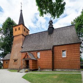 Zdjęcie nr 1: Kościół jednonawowy,  prezbiterium oddzielone ścianą tęczową z poprzeczną belką. Stropy pokryte dekoracją malarską imitującą kasetony z rozetami, z przedstawieniem Matki Boskiej z Dzieciątkiem w prezbiterium, św. Michała Archanioła w nawie oraz klęczących aniołów na ścianach. W dolnej partii ściany niebieskie, z biegnącą dookoła inskrypcją, a do jednej trzeciej wysokości od dołu w kolorze drewna. W przedsionku polichromia patronowa o motywach geometrycznych, roślinnych, zwierzęcych itd.  W nawie od zachodu chór muzyczny z dekoracją malarską roślinną i antropomorficzną. Nawa i prezbiterium naryte pozornym sklepieniem w kształcie spłaszczonej kolebki ze skośnymi fasetami. W nawie głównej jedno duże okno w kształcie stojącego prostokąta, bliżej chóru drugie, niewielkie, w kształcie leżącego; kolejne w wieży, przedsionku i prezbiterium. Główne wejście od zachodu, drugie przez kruchtę od południa, trzecie do zakrystii. Portal południowy prostokątny, osłonięty daszkiem, poniżej trójkątnego szczytu wypełnionego oknem. Od zachodu kwadratowa wieża o pochyłych ścianach pobitych gontem, z nadwieszoną, nieco występującą izbicą szalowaną pionowymi deskami, na dolnych końcach ozdobnie wycinanymi. Ściany obłożone gontem, gładkie. Nad nawą i prezbiterium dach jednokalenicowy, gontowy, wieża z ostrosłupowym hełmem. Nad nawą barokowa wieżyczka na sygnaturkę kryta blachą. 
Najcenniejszym elementem wyposażenia jest gotyckie retabulum ołtarzowe pełniące od 1935 roku rolę ołtarza głównego w miejsce rozebranego, barokowego. Oprócz niego szczególne znaczenie mają fragmenty zachowanej polichromii patronowej z około 1500 roku. 
