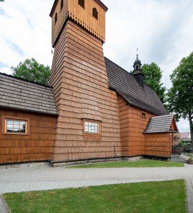 Zdjęcie nr 13: Kościół jednonawowy,  prezbiterium oddzielone ścianą tęczową z poprzeczną belką. Stropy pokryte dekoracją malarską imitującą kasetony z rozetami, z przedstawieniem Matki Boskiej z Dzieciątkiem w prezbiterium, św. Michała Archanioła w nawie oraz klęczących aniołów na ścianach. W dolnej partii ściany niebieskie, z biegnącą dookoła inskrypcją, a do jednej trzeciej wysokości od dołu w kolorze drewna. W przedsionku polichromia patronowa o motywach geometrycznych, roślinnych, zwierzęcych itd.  W nawie od zachodu chór muzyczny z dekoracją malarską roślinną i antropomorficzną. Nawa i prezbiterium naryte pozornym sklepieniem w kształcie spłaszczonej kolebki ze skośnymi fasetami. W nawie głównej jedno duże okno w kształcie stojącego prostokąta, bliżej chóru drugie, niewielkie, w kształcie leżącego; kolejne w wieży, przedsionku i prezbiterium. Główne wejście od zachodu, drugie przez kruchtę od południa, trzecie do zakrystii. Portal południowy prostokątny, osłonięty daszkiem, poniżej trójkątnego szczytu wypełnionego oknem. Od zachodu kwadratowa wieża o pochyłych ścianach pobitych gontem, z nadwieszoną, nieco występującą izbicą szalowaną pionowymi deskami, na dolnych końcach ozdobnie wycinanymi. Ściany obłożone gontem, gładkie. Nad nawą i prezbiterium dach jednokalenicowy, gontowy, wieża z ostrosłupowym hełmem. Nad nawą barokowa wieżyczka na sygnaturkę kryta blachą. 
Najcenniejszym elementem wyposażenia jest gotyckie retabulum ołtarzowe pełniące od 1935 roku rolę ołtarza głównego w miejsce rozebranego, barokowego. Oprócz niego szczególne znaczenie mają fragmenty zachowanej polichromii patronowej z około 1500 roku. 
