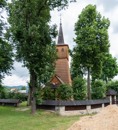 Zdjęcie nr 5: Kościół jednonawowy,  prezbiterium oddzielone ścianą tęczową z poprzeczną belką. Stropy pokryte dekoracją malarską imitującą kasetony z rozetami, z przedstawieniem Matki Boskiej z Dzieciątkiem w prezbiterium, św. Michała Archanioła w nawie oraz klęczących aniołów na ścianach. W dolnej partii ściany niebieskie, z biegnącą dookoła inskrypcją, a do jednej trzeciej wysokości od dołu w kolorze drewna. W przedsionku polichromia patronowa o motywach geometrycznych, roślinnych, zwierzęcych itd.  W nawie od zachodu chór muzyczny z dekoracją malarską roślinną i antropomorficzną. Nawa i prezbiterium naryte pozornym sklepieniem w kształcie spłaszczonej kolebki ze skośnymi fasetami. W nawie głównej jedno duże okno w kształcie stojącego prostokąta, bliżej chóru drugie, niewielkie, w kształcie leżącego; kolejne w wieży, przedsionku i prezbiterium. Główne wejście od zachodu, drugie przez kruchtę od południa, trzecie do zakrystii. Portal południowy prostokątny, osłonięty daszkiem, poniżej trójkątnego szczytu wypełnionego oknem. Od zachodu kwadratowa wieża o pochyłych ścianach pobitych gontem, z nadwieszoną, nieco występującą izbicą szalowaną pionowymi deskami, na dolnych końcach ozdobnie wycinanymi. Ściany obłożone gontem, gładkie. Nad nawą i prezbiterium dach jednokalenicowy, gontowy, wieża z ostrosłupowym hełmem. Nad nawą barokowa wieżyczka na sygnaturkę kryta blachą. 
Najcenniejszym elementem wyposażenia jest gotyckie retabulum ołtarzowe pełniące od 1935 roku rolę ołtarza głównego w miejsce rozebranego, barokowego. Oprócz niego szczególne znaczenie mają fragmenty zachowanej polichromii patronowej z około 1500 roku. 
