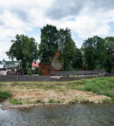 Zdjęcie nr 29: Kościół jednonawowy,  prezbiterium oddzielone ścianą tęczową z poprzeczną belką. Stropy pokryte dekoracją malarską imitującą kasetony z rozetami, z przedstawieniem Matki Boskiej z Dzieciątkiem w prezbiterium, św. Michała Archanioła w nawie oraz klęczących aniołów na ścianach. W dolnej partii ściany niebieskie, z biegnącą dookoła inskrypcją, a do jednej trzeciej wysokości od dołu w kolorze drewna. W przedsionku polichromia patronowa o motywach geometrycznych, roślinnych, zwierzęcych itd.  W nawie od zachodu chór muzyczny z dekoracją malarską roślinną i antropomorficzną. Nawa i prezbiterium naryte pozornym sklepieniem w kształcie spłaszczonej kolebki ze skośnymi fasetami. W nawie głównej jedno duże okno w kształcie stojącego prostokąta, bliżej chóru drugie, niewielkie, w kształcie leżącego; kolejne w wieży, przedsionku i prezbiterium. Główne wejście od zachodu, drugie przez kruchtę od południa, trzecie do zakrystii. Portal południowy prostokątny, osłonięty daszkiem, poniżej trójkątnego szczytu wypełnionego oknem. Od zachodu kwadratowa wieża o pochyłych ścianach pobitych gontem, z nadwieszoną, nieco występującą izbicą szalowaną pionowymi deskami, na dolnych końcach ozdobnie wycinanymi. Ściany obłożone gontem, gładkie. Nad nawą i prezbiterium dach jednokalenicowy, gontowy, wieża z ostrosłupowym hełmem. Nad nawą barokowa wieżyczka na sygnaturkę kryta blachą. 
Najcenniejszym elementem wyposażenia jest gotyckie retabulum ołtarzowe pełniące od 1935 roku rolę ołtarza głównego w miejsce rozebranego, barokowego. Oprócz niego szczególne znaczenie mają fragmenty zachowanej polichromii patronowej z około 1500 roku. 
