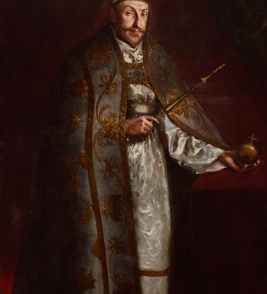 Zdjęcie nr 1: Portret w kształcie stojącego prostokąta z przedstawieniem króla Zygmunta III Wazy w centrum kompozycji. Król ukazany w postawie stojącej, delikatnie zwrócony w lewo, w prawej dłoni trzyma berło, a w lewej położonej na stoliku jabłko królewskie. Stolik zasłany jest czerwonym, długim obrusem ze złotymi frędzlami na brzegach. Twarz podłużna z długim nosem i małymi oczami, okolona krótką i jasną brodą oraz wąsami. Ubrany jest w biały żupan, czerwony płaszcz spięty na piersi oraz pełną koronę na głowie. Tło bordowe, po prawej stronie podwieszona jest zielona kotara. Rama drewniana, profilowana, złocona, dekorowana na brzegu stylizowanym akantem. 
