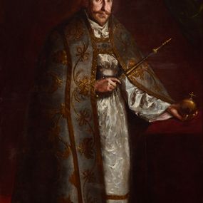 Zdjęcie nr 1: Portret w kształcie stojącego prostokąta z przedstawieniem króla Zygmunta III Wazy w centrum kompozycji. Król ukazany w postawie stojącej, delikatnie zwrócony w lewo, w prawej dłoni trzyma berło, a w lewej położonej na stoliku jabłko królewskie. Stolik zasłany jest czerwonym, długim obrusem ze złotymi frędzlami na brzegach. Twarz podłużna z długim nosem i małymi oczami, okolona krótką i jasną brodą oraz wąsami. Ubrany jest w biały żupan, czerwony płaszcz spięty na piersi oraz pełną koronę na głowie. Tło bordowe, po prawej stronie podwieszona jest zielona kotara. Rama drewniana, profilowana, złocona, dekorowana na brzegu stylizowanym akantem. 