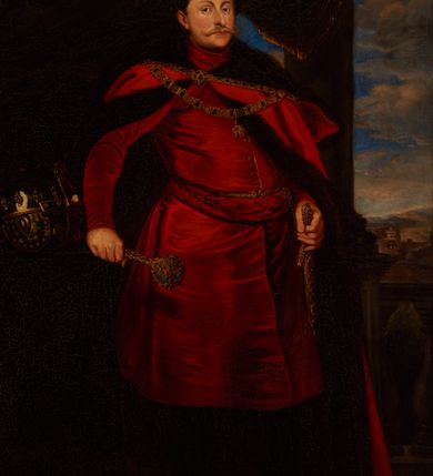 Zdjęcie nr 1: Portret w kształcie stojącego prostokąta z przedstawieniem króla Władysława IV Wazy w centrum kompozycji. Król ukazany w postawie stojącej, delikatnie zwrócony w lewo, w prawej dłoni trzyma buławę, a lewą wspiera na szabli, przypiętej u pasa. Twarz podłużna z długim nosem i małymi oczami z długimi wąsami. Ubrany jest w czerwony i krótki żupan, czerwoną delię z ciemnym podbiciem oraz żółte buty. Po lewej stronie obrazu stoi stolik, nakryty ciemnym obrusem, na wierzchu leży hełm. Wizerunek ukazany na tle wnętrza z kolumną na wysokim cokole i podwieszona kotarą. W oddali widok na starożytne miasto i błękitne niebo z obłokami. Rama drewniana, profilowana i złocona, dekorowana w narożach ornamentem roślinnym. Na odwrociu napis „Obraz konserwowany w 2008 / w prac. muzeum arch. w Krakowie, / X Anowobilski”.