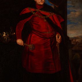 Zdjęcie nr 1: Portret w kształcie stojącego prostokąta z przedstawieniem króla Władysława IV Wazy w centrum kompozycji. Król ukazany w postawie stojącej, delikatnie zwrócony w lewo, w prawej dłoni trzyma buławę, a lewą wspiera na szabli, przypiętej u pasa. Twarz podłużna z długim nosem i małymi oczami z długimi wąsami. Ubrany jest w czerwony i krótki żupan, czerwoną delię z ciemnym podbiciem oraz żółte buty. Po lewej stronie obrazu stoi stolik, nakryty ciemnym obrusem, na wierzchu leży hełm. Wizerunek ukazany na tle wnętrza z kolumną na wysokim cokole i podwieszona kotarą. W oddali widok na starożytne miasto i błękitne niebo z obłokami. Rama drewniana, profilowana i złocona, dekorowana w narożach ornamentem roślinnym. Na odwrociu napis „Obraz konserwowany w 2008 / w prac. muzeum arch. w Krakowie, / X Anowobilski”.