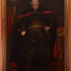 Zdjęcie nr 1: Portret w kształcie stojącego prostokąta z przedstawieniem króla Jana III Sobieskiego w centrum kompozycji. Król ukazany w postawie stojącej z prawą nogą wysuniętą do przodu, w prawej dłoni trzyma regiment, a lewą wspiera na rękojeści szabli, przypiętej do pasa. Twarz owalna z długim nosem i małymi oczami, z wąsami i wyraźnie zaznaczonym podbródkiem. Sobieski ubrany jest w oliwkowozielony żupan, przewiązany pasem kontuszowym oraz czerwony płaszcz – delię – z ciemną podszewką oraz żółte buty. Tło ciemne, u góry i po lewej stronie obrazu podwieszona jest kotara, u doły podłoga w kratownicę, a po prawej stronie stoi stolik, nakryty złotym obrusem. Na stoliku leżą insygnia królewskie: berło, jabłko i korona. Wyżej czerwona tarcza herbowa z koroną i godłem Królestwa – Orłem Białym z tarczą na piersi. Rama drewniana, profilowana, złocona. Na odwrociu karteczka z drukowanym napisem „Ze zbiorów księdza Jana kniazia z Kozielska Puzyny księcia biskupa krakowskiego, no 45”.

