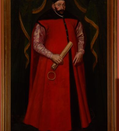 Zdjęcie nr 1: Portret w kształcie stojącego prostokąta z przedstawieniem króla Stefana Batorego w centrum kompozycji. Król ukazany w postawie stojącej, delikatnie zwrócony w lewo, w prawej dłoni trzyma zwój dokumentu z pieczęcią. Twarz podłużna z długim nosem i małymi oczami, okolona ciemną i krótko przystrzyżoną brodą. Ubrany jest w jasnofioletowy żupan, czerwoną delię oraz żółte buty na wysokim obcasie, a na głowie ma ciemną i futrzaną czapkę z czarnym piórem. Tło ciemne, u góry i po bokach kompozycji podwieszona jest zielona kotara ze złotą pasmanterią. Rama drewniana, profilowana, złocona. Na odwrociu karteczka z drukowanym napisem „Ze zbiorów księdza Jana kniazia z Kozielska Puzyny księcia biskupa krakowskiego, no 43”.