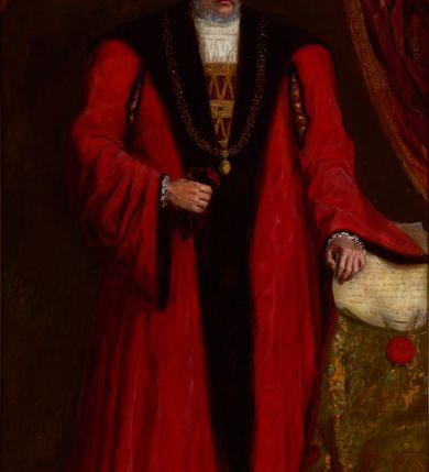 Zdjęcie nr 1: Obraz w kształcie stojącego prostokąta ukazujący Zygmunta Augusta w całej postaci, z trzymanymi w prawej ręce rękawiczkami i lewą opartą na liście położonym na okrytym tkaniną blacie. Król jest ubrany w ozdobną koszulę i długi czerwony płaszcz z ciemnym, futrzanym podbiciem wywiniętym w kołnierz; buty czarne. Stoi na posadzce w geometryczne wzory, na tle bordowej ściany i podpiętej kotary. Na odwrociu napisy: „Z zaszczytnego polecenia / J. Ośw. Xięcia Biskupa Dobr. / X. Jana z Kozielska Puzyny / JO. Xięcia Biskupa Krakowskiego / malowałem D. 1/4/1896/ Jan Bąkowski”, „Obraz ten konserwowano w Prac. Konserw. / w Muzeum Archidiecezjalnego w 2008 r / x. A nowobilski” oraz
„ZE ZBIORÓW / KSIĘDZA JANA Kniazia z Kozielska / PUZYNY / KSIĘCIA; BISKUPA KRAKOWSKIEGO. / No 44”.