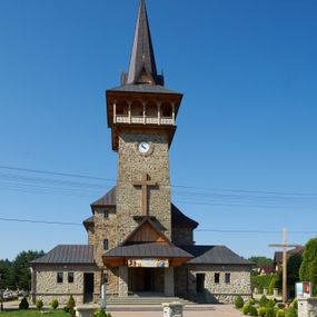 Zdjęcie nr 1: Kościół orientowany, trójnawowy, z niższym i węższym prezbiterium zakończonym absydą. Przy prezbiterium od strony południowej dostawiona kaplica na rzucie prostokąta, od północny analogiczna zakrystia, oba pomieszczenia nakryte dachami czterospadowymi. Do nawy od południa, na wysokości drugiego przęsła dostawiona zadaszona kruchta  wsparta na dwóch kamiennych filarach. Do elewacji zachodniej od południa i północy dostawione dwa aneksy na rzucie prostokąta nakryte dachami czterospadowymi. Nawa główna trójprzęsłowa, znacznie wyższa i szersza od naw bocznych, kryta stropem wspartym na murowanych z cegieł filarach o kompozytowych kapitelach. Doświetlona prostokątnymi oknami zamkniętymi łukiem półkolistym o podziale naśladującym triforium. Nawy boczne wydzielone od głównej półkolistymi arkadami, doświetlone okami w kształcie stojącego prostokąta zamkniętego półkoliście. Prezbiterium kryte prostym stropem oddzielone od nawy ścianą tęczową z półkolistą arkadą z profilowaną archiwoltą. Doświetlone wąskimi oknami w kształcie stojącego prostokąta zamkniętego łukiem półkolistym. Analogiczne okna w kaplicy południowej. W fasadzie czworoboczna zwężająca się ku górze wieża z drewnianą hurdycją, nakryta ostrosłupowym dachem zwieńczonym krzyżem. W przyziemiu portal nakryty wspartym na dwóch kamiennych filarach dachem półszczytowym. Powyżej prosty, drewniany krzyż oraz okrągła płycina mieszcząca tarczę zegarową. Elewacje licowane kamieniem, od południa i północy murowane z czerwonej cegły z kamiennymi obramieniami wokół okien. Dachy kryte blachą, ponad prezbiterium czworoboczna wieżyczka na sygnaturkę zwieńczona ostrosłupowym hełmem.