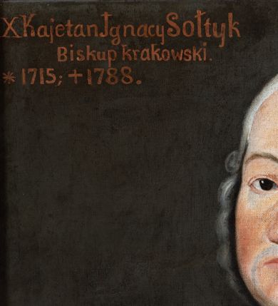 Zdjęcie nr 3: Portret biskupa ukazanego do pasa, w komży, niebieski mucet, na którym krzyż pektoralny, order Orła Białego z gwiazdą opatrzoną dewizą Pro Fide, Lege et Rege (Za wiarę, Prawo i Króla).  W lewym górnym narożu napis: „X. Kajetan Ignacy Sołtyk / Biskup krakowski. / *1715; +1788." Na odwrocie napis zdublowanego płótna napis czarną farbą: "Nicolaus Janowski Pinxit / Cracovia".  
