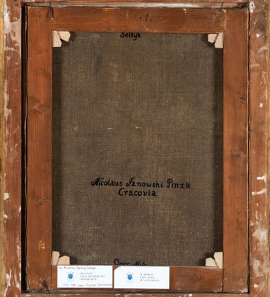 Zdjęcie nr 2: Portret biskupa ukazanego do pasa, w komży, niebieski mucet, na którym krzyż pektoralny, order Orła Białego z gwiazdą opatrzoną dewizą Pro Fide, Lege et Rege (Za wiarę, Prawo i Króla).  W lewym górnym narożu napis: „X. Kajetan Ignacy Sołtyk / Biskup krakowski. / *1715; +1788." Na odwrocie napis zdublowanego płótna napis czarną farbą: "Nicolaus Janowski Pinxit / Cracovia".  
