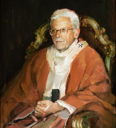 Zdjęcie nr 1: Obraz w kształcie stojącego prostokąta, ujęty drewnianą, profilowaną ramą. W centrum kompozycji, na jednolitym, ciemnym tle przedstawienie kardynała Franciszka Macharskiego ukazanego w pozycji siedzącej z ciałem zwróconym w trzech czwartych w prawo. Wzrok skierowany przed siebie, dłonie splecione i złożone na kolanach postaci. Kardynał ubrany w czerwono-złoty ornat. Na głowie czerwona piuska, wokół szyi paliusz. Na nosie kardynała okulary w grubych oprawkach. Postać siedzi na fotelu o bogato rzeźbionym, złoconym oparciu i podłokietnikach. W prawym dolnym rogu obrazu sygnatura „A(NTONI) GÓRNIK '05”. Kolorystyka dzieła ciemna, ciepła.