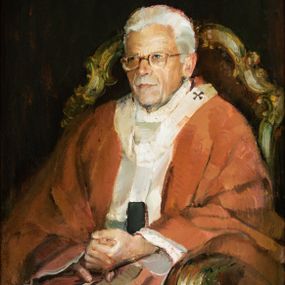 Zdjęcie nr 1: Obraz w kształcie stojącego prostokąta, ujęty drewnianą, profilowaną ramą. W centrum kompozycji, na jednolitym, ciemnym tle przedstawienie kardynała Franciszka Macharskiego ukazanego w pozycji siedzącej z ciałem zwróconym w trzech czwartych w prawo. Wzrok skierowany przed siebie, dłonie splecione i złożone na kolanach postaci. Kardynał ubrany w czerwono-złoty ornat. Na głowie czerwona piuska, wokół szyi paliusz. Na nosie kardynała okulary w grubych oprawkach. Postać siedzi na fotelu o bogato rzeźbionym, złoconym oparciu i podłokietnikach. W prawym dolnym rogu obrazu sygnatura „A(NTONI) GÓRNIK '05”. Kolorystyka dzieła ciemna, ciepła.