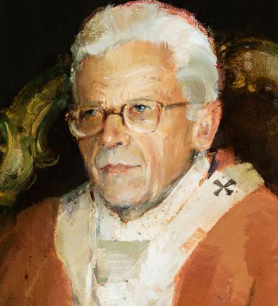 Zdjęcie nr 2: Obraz w kształcie stojącego prostokąta, ujęty drewnianą, profilowaną ramą. W centrum kompozycji, na jednolitym, ciemnym tle przedstawienie kardynała Franciszka Macharskiego ukazanego w pozycji siedzącej z ciałem zwróconym w trzech czwartych w prawo. Wzrok skierowany przed siebie, dłonie splecione i złożone na kolanach postaci. Kardynał ubrany w czerwono-złoty ornat. Na głowie czerwona piuska, wokół szyi paliusz. Na nosie kardynała okulary w grubych oprawkach. Postać siedzi na fotelu o bogato rzeźbionym, złoconym oparciu i podłokietnikach. W prawym dolnym rogu obrazu sygnatura „A(NTONI) GÓRNIK '05”. Kolorystyka dzieła ciemna, ciepła.