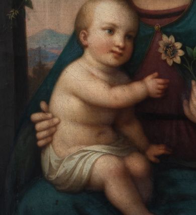 Zdjęcie nr 4: Obraz w profilowanej, złoconej ramie przedstawiający Matkę Boską z Dzieciątkiem. Maria siedzi, prawą ręką przytrzymuje Jezusa, w lewej trzyma kwiat passiflory. Pochyla nieznacznie głowę, spogląda w dół, ma owalną twarz o łagodnym wyrazie, ciemne oczy, prosty nos  i małe usta. Jest ubrana w czerwoną, przepasaną suknię i niebieski maforion z zielonym podbiciem zarzucony na głowę i spięty na dekolcie. Dzieciatko siedzi na jej prawym kolanie zwrócone w trzech czwartych w lewo. Spogląda na kwiat i sięga po niego prawą ręką, lewą przytrzymuje się Matki. Ma okrągłą twarz, jasne oczy, prosty nos i małe usta, na policzkach rumieńce. Biodra osłania mu biała szarfa. Scena rozgrywa się przed arkadą, za postaciami widać fragmenty podpór z archiwoltą, przy której rośnie pnącze. Za arkadą rozciąga się górzysty krajobraz, którego większą część wypełnia niebo pomarańczowe w dolnej partii i przechodzące wyżej w niebieskie. 