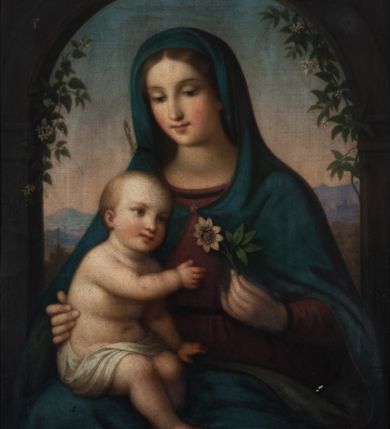 Zdjęcie nr 1: Obraz w profilowanej, złoconej ramie przedstawiający Matkę Boską z Dzieciątkiem. Maria siedzi, prawą ręką przytrzymuje Jezusa, w lewej trzyma kwiat passiflory. Pochyla nieznacznie głowę, spogląda w dół, ma owalną twarz o łagodnym wyrazie, ciemne oczy, prosty nos  i małe usta. Jest ubrana w czerwoną, przepasaną suknię i niebieski maforion z zielonym podbiciem zarzucony na głowę i spięty na dekolcie. Dzieciatko siedzi na jej prawym kolanie zwrócone w trzech czwartych w lewo. Spogląda na kwiat i sięga po niego prawą ręką, lewą przytrzymuje się Matki. Ma okrągłą twarz, jasne oczy, prosty nos i małe usta, na policzkach rumieńce. Biodra osłania mu biała szarfa. Scena rozgrywa się przed arkadą, za postaciami widać fragmenty podpór z archiwoltą, przy której rośnie pnącze. Za arkadą rozciąga się górzysty krajobraz, którego większą część wypełnia niebo pomarańczowe w dolnej partii i przechodzące wyżej w niebieskie. 