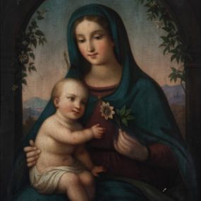 Zdjęcie nr 1: Obraz w profilowanej, złoconej ramie przedstawiający Matkę Boską z Dzieciątkiem. Maria siedzi, prawą ręką przytrzymuje Jezusa, w lewej trzyma kwiat passiflory. Pochyla nieznacznie głowę, spogląda w dół, ma owalną twarz o łagodnym wyrazie, ciemne oczy, prosty nos  i małe usta. Jest ubrana w czerwoną, przepasaną suknię i niebieski maforion z zielonym podbiciem zarzucony na głowę i spięty na dekolcie. Dzieciatko siedzi na jej prawym kolanie zwrócone w trzech czwartych w lewo. Spogląda na kwiat i sięga po niego prawą ręką, lewą przytrzymuje się Matki. Ma okrągłą twarz, jasne oczy, prosty nos i małe usta, na policzkach rumieńce. Biodra osłania mu biała szarfa. Scena rozgrywa się przed arkadą, za postaciami widać fragmenty podpór z archiwoltą, przy której rośnie pnącze. Za arkadą rozciąga się górzysty krajobraz, którego większą część wypełnia niebo pomarańczowe w dolnej partii i przechodzące wyżej w niebieskie. 