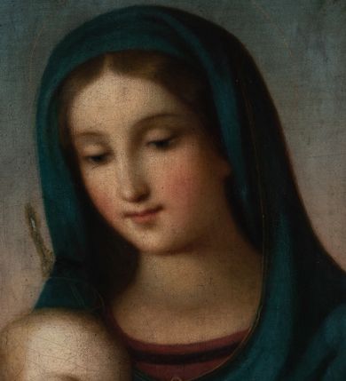 Zdjęcie nr 2: Obraz w profilowanej, złoconej ramie przedstawiający Matkę Boską z Dzieciątkiem. Maria siedzi, prawą ręką przytrzymuje Jezusa, w lewej trzyma kwiat passiflory. Pochyla nieznacznie głowę, spogląda w dół, ma owalną twarz o łagodnym wyrazie, ciemne oczy, prosty nos  i małe usta. Jest ubrana w czerwoną, przepasaną suknię i niebieski maforion z zielonym podbiciem zarzucony na głowę i spięty na dekolcie. Dzieciatko siedzi na jej prawym kolanie zwrócone w trzech czwartych w lewo. Spogląda na kwiat i sięga po niego prawą ręką, lewą przytrzymuje się Matki. Ma okrągłą twarz, jasne oczy, prosty nos i małe usta, na policzkach rumieńce. Biodra osłania mu biała szarfa. Scena rozgrywa się przed arkadą, za postaciami widać fragmenty podpór z archiwoltą, przy której rośnie pnącze. Za arkadą rozciąga się górzysty krajobraz, którego większą część wypełnia niebo pomarańczowe w dolnej partii i przechodzące wyżej w niebieskie. 