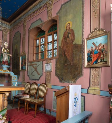 Zdjęcie nr 16: Kościół jest orientowany, drewniany, wzniesiony w konstrukcji zrębowej, o ścianach oszalowanych pionowo, z listwowaniem. Do korpusu nawowego, na rzucie zbliżonym do kwadratu, od wschodu przylega węższe, kwadratowe prezbiterium z dwukondygnacyjną zakrystią ze skarbcem od północy. Od zachodu do korpusu dobudowana jest wieża o konstrukcji słupowo-ramowej i pochyłych ścianach, z przedsionkiem w przyziemiu oraz z pozorną izbicą. Otoczona jest szalowanymi sobotami. Do wieży od zachodu i do korpusu od południa przylegają kruchty. Wnętrze przekryte jest stropami, w nawie z zaskrzynieniami. 
Korpus nawowy, prezbiterium i kruchty nakryte dachami dwuspadowymi, soboty pulpitowymi. Wszystkie dachy kryte gontem. Wieżę wieńczy baniasty hełm, kalenicę nad korpusem sygnaturka z latarnią. 
Ściany wnętrza zdobi figuralno-ornamentalna polichromia. Po zachodniej stronie korpusu nawowego usytuowany jest chór muzyczny wsparty na dwóch kolumnach.
Plac przykościelny otoczony jest murowanym ogrodzeniem oraz wieńcem starych lip.  
