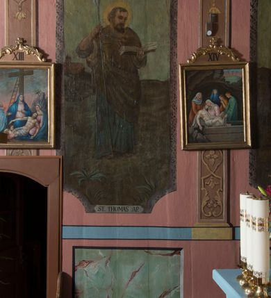 Zdjęcie nr 3: Kościół jest orientowany, drewniany, wzniesiony w konstrukcji zrębowej, o ścianach oszalowanych pionowo, z listwowaniem. Do korpusu nawowego, na rzucie zbliżonym do kwadratu, od wschodu przylega węższe, kwadratowe prezbiterium z dwukondygnacyjną zakrystią ze skarbcem od północy. Od zachodu do korpusu dobudowana jest wieża o konstrukcji słupowo-ramowej i pochyłych ścianach, z przedsionkiem w przyziemiu oraz z pozorną izbicą. Otoczona jest szalowanymi sobotami. Do wieży od zachodu i do korpusu od południa przylegają kruchty. Wnętrze przekryte jest stropami, w nawie z zaskrzynieniami. 
Korpus nawowy, prezbiterium i kruchty nakryte dachami dwuspadowymi, soboty pulpitowymi. Wszystkie dachy kryte gontem. Wieżę wieńczy baniasty hełm, kalenicę nad korpusem sygnaturka z latarnią. 
Ściany wnętrza zdobi figuralno-ornamentalna polichromia. Po zachodniej stronie korpusu nawowego usytuowany jest chór muzyczny wsparty na dwóch kolumnach.
Plac przykościelny otoczony jest murowanym ogrodzeniem oraz wieńcem starych lip.  
