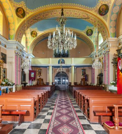 Zdjęcie nr 46: Kościół położony w centrum wsi Pleszów, obecnie w dzielnicy Nowa-Huta, na placu wyznaczonym wysokim, wykonanym z cegły murem, w otoczeniu starodrzewia. Budynek założony na rzucie prostokąta z węższym prostokątnym prezbiterium ujętym z trzech stron piętrowymi aneksami zakrystii, skarbczyka i przedsionka. Nawa jest trójprzęsłowa, ma ścięte naroża, jest artykułowana szerokimi przyściennymi filarami, zaś jednoprzęsłowe prezbiterium ujmują w narożach kolumny. Pilastry i kolumny o jońskich kapitelach dźwigają belkowanie z fryzem z metopami opatrzonymi rozetami na przemian z tryglifami. Nawę i prezbiterium nakrywają żaglaste sklepienia na szerokich gurtach i arkadach nad ścianami bocznymi, w których umieszczono prostokątne okna zamknięte łukiem odcinkowym. Aneksy są skomunikowane z prezbiterium prostokątnymi przejściami. Do kościoła prowadzą od frontu prostokątne drzwi i wbudowana pod chórem muzycznym drewniana kruchtę. 
Fasada jest szersza od korpusu nawy, jednokondygnacyjna, trójosiowa, zwieńczona wysoką wieżą. Korpus fasady ujęty załamującymi się na narożach toskańskimi pilastrami, z częścią środkową wysuniętą do przodu z takimi samymi pilastrami jak na narożach. Pilastry podtrzymują opasujące korpus fasady belkowanie, którego fryz złożony jest z tryglifów i metop wypełnionych kołami; nad częścią środkową trójkątny przyczółek wypełniony okiem Opatrzności. Fasadę wieńczy wysoka attyka ujęta na narożach i w części środkowej postumentami z wazonami. Wieża opasana na narożach szerokimi lizenami podtrzymującymi belkowanie z fryzem konsolkowym jest zakończona czterospadowym, lekko wklęsłym dachem krytym blachą z kulą i krzyżem. Elewacje boczne w korpusie fasady i aneksów przy prezbiterium z dwoma rzędami prostokątnych okienek, w partii nawy i prezbiterium z oknami prostokątnymi zakończonymi łukiem odcinkowym w profilowanych obramieniach. Elewacje boczne wieńczy profilowany gzyms, ściany wysuniętych poza korpus nawy aneksów załamujące się narożach szerokie lizeny. Dach jest dwuspadowy, kryty blachą.     
