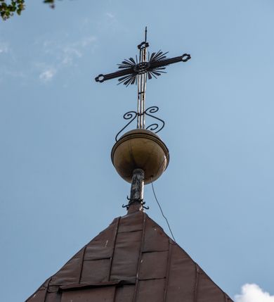 Zdjęcie nr 5: Kościół położony w centrum wsi Pleszów, obecnie w dzielnicy Nowa-Huta, na placu wyznaczonym wysokim, wykonanym z cegły murem, w otoczeniu starodrzewia. Budynek założony na rzucie prostokąta z węższym prostokątnym prezbiterium ujętym z trzech stron piętrowymi aneksami zakrystii, skarbczyka i przedsionka. Nawa jest trójprzęsłowa, ma ścięte naroża, jest artykułowana szerokimi przyściennymi filarami, zaś jednoprzęsłowe prezbiterium ujmują w narożach kolumny. Pilastry i kolumny o jońskich kapitelach dźwigają belkowanie z fryzem z metopami opatrzonymi rozetami na przemian z tryglifami. Nawę i prezbiterium nakrywają żaglaste sklepienia na szerokich gurtach i arkadach nad ścianami bocznymi, w których umieszczono prostokątne okna zamknięte łukiem odcinkowym. Aneksy są skomunikowane z prezbiterium prostokątnymi przejściami. Do kościoła prowadzą od frontu prostokątne drzwi i wbudowana pod chórem muzycznym drewniana kruchtę. 
Fasada jest szersza od korpusu nawy, jednokondygnacyjna, trójosiowa, zwieńczona wysoką wieżą. Korpus fasady ujęty załamującymi się na narożach toskańskimi pilastrami, z częścią środkową wysuniętą do przodu z takimi samymi pilastrami jak na narożach. Pilastry podtrzymują opasujące korpus fasady belkowanie, którego fryz złożony jest z tryglifów i metop wypełnionych kołami; nad częścią środkową trójkątny przyczółek wypełniony okiem Opatrzności. Fasadę wieńczy wysoka attyka ujęta na narożach i w części środkowej postumentami z wazonami. Wieża opasana na narożach szerokimi lizenami podtrzymującymi belkowanie z fryzem konsolkowym jest zakończona czterospadowym, lekko wklęsłym dachem krytym blachą z kulą i krzyżem. Elewacje boczne w korpusie fasady i aneksów przy prezbiterium z dwoma rzędami prostokątnych okienek, w partii nawy i prezbiterium z oknami prostokątnymi zakończonymi łukiem odcinkowym w profilowanych obramieniach. Elewacje boczne wieńczy profilowany gzyms, ściany wysuniętych poza korpus nawy aneksów załamujące się narożach szerokie lizeny. Dach jest dwuspadowy, kryty blachą.     
