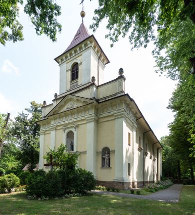 Zdjęcie nr 1: Kościół położony w centrum wsi Pleszów, obecnie w dzielnicy Nowa-Huta, na placu wyznaczonym wysokim, wykonanym z cegły murem, w otoczeniu starodrzewia. Budynek założony na rzucie prostokąta z węższym prostokątnym prezbiterium ujętym z trzech stron piętrowymi aneksami zakrystii, skarbczyka i przedsionka. Nawa jest trójprzęsłowa, ma ścięte naroża, jest artykułowana szerokimi przyściennymi filarami, zaś jednoprzęsłowe prezbiterium ujmują w narożach kolumny. Pilastry i kolumny o jońskich kapitelach dźwigają belkowanie z fryzem z metopami opatrzonymi rozetami na przemian z tryglifami. Nawę i prezbiterium nakrywają żaglaste sklepienia na szerokich gurtach i arkadach nad ścianami bocznymi, w których umieszczono prostokątne okna zamknięte łukiem odcinkowym. Aneksy są skomunikowane z prezbiterium prostokątnymi przejściami. Do kościoła prowadzą od frontu prostokątne drzwi i wbudowana pod chórem muzycznym drewniana kruchtę. 
Fasada jest szersza od korpusu nawy, jednokondygnacyjna, trójosiowa, zwieńczona wysoką wieżą. Korpus fasady ujęty załamującymi się na narożach toskańskimi pilastrami, z częścią środkową wysuniętą do przodu z takimi samymi pilastrami jak na narożach. Pilastry podtrzymują opasujące korpus fasady belkowanie, którego fryz złożony jest z tryglifów i metop wypełnionych kołami; nad częścią środkową trójkątny przyczółek wypełniony okiem Opatrzności. Fasadę wieńczy wysoka attyka ujęta na narożach i w części środkowej postumentami z wazonami. Wieża opasana na narożach szerokimi lizenami podtrzymującymi belkowanie z fryzem konsolkowym jest zakończona czterospadowym, lekko wklęsłym dachem krytym blachą z kulą i krzyżem. Elewacje boczne w korpusie fasady i aneksów przy prezbiterium z dwoma rzędami prostokątnych okienek, w partii nawy i prezbiterium z oknami prostokątnymi zakończonymi łukiem odcinkowym w profilowanych obramieniach. Elewacje boczne wieńczy profilowany gzyms, ściany wysuniętych poza korpus nawy aneksów załamujące się narożach szerokie lizeny. Dach jest dwuspadowy, kryty blachą.     
