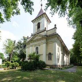 Zdjęcie nr 1: Kościół położony w centrum wsi Pleszów, obecnie w dzielnicy Nowa-Huta, na placu wyznaczonym wysokim, wykonanym z cegły murem, w otoczeniu starodrzewia. Budynek założony na rzucie prostokąta z węższym prostokątnym prezbiterium ujętym z trzech stron piętrowymi aneksami zakrystii, skarbczyka i przedsionka. Nawa jest trójprzęsłowa, ma ścięte naroża, jest artykułowana szerokimi przyściennymi filarami, zaś jednoprzęsłowe prezbiterium ujmują w narożach kolumny. Pilastry i kolumny o jońskich kapitelach dźwigają belkowanie z fryzem z metopami opatrzonymi rozetami na przemian z tryglifami. Nawę i prezbiterium nakrywają żaglaste sklepienia na szerokich gurtach i arkadach nad ścianami bocznymi, w których umieszczono prostokątne okna zamknięte łukiem odcinkowym. Aneksy są skomunikowane z prezbiterium prostokątnymi przejściami. Do kościoła prowadzą od frontu prostokątne drzwi i wbudowana pod chórem muzycznym drewniana kruchtę. 
Fasada jest szersza od korpusu nawy, jednokondygnacyjna, trójosiowa, zwieńczona wysoką wieżą. Korpus fasady ujęty załamującymi się na narożach toskańskimi pilastrami, z częścią środkową wysuniętą do przodu z takimi samymi pilastrami jak na narożach. Pilastry podtrzymują opasujące korpus fasady belkowanie, którego fryz złożony jest z tryglifów i metop wypełnionych kołami; nad częścią środkową trójkątny przyczółek wypełniony okiem Opatrzności. Fasadę wieńczy wysoka attyka ujęta na narożach i w części środkowej postumentami z wazonami. Wieża opasana na narożach szerokimi lizenami podtrzymującymi belkowanie z fryzem konsolkowym jest zakończona czterospadowym, lekko wklęsłym dachem krytym blachą z kulą i krzyżem. Elewacje boczne w korpusie fasady i aneksów przy prezbiterium z dwoma rzędami prostokątnych okienek, w partii nawy i prezbiterium z oknami prostokątnymi zakończonymi łukiem odcinkowym w profilowanych obramieniach. Elewacje boczne wieńczy profilowany gzyms, ściany wysuniętych poza korpus nawy aneksów załamujące się narożach szerokie lizeny. Dach jest dwuspadowy, kryty blachą.     
