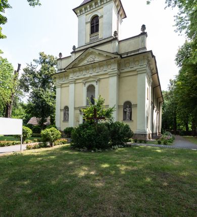 Zdjęcie nr 4: Kościół położony w centrum wsi Pleszów, obecnie w dzielnicy Nowa-Huta, na placu wyznaczonym wysokim, wykonanym z cegły murem, w otoczeniu starodrzewia. Budynek założony na rzucie prostokąta z węższym prostokątnym prezbiterium ujętym z trzech stron piętrowymi aneksami zakrystii, skarbczyka i przedsionka. Nawa jest trójprzęsłowa, ma ścięte naroża, jest artykułowana szerokimi przyściennymi filarami, zaś jednoprzęsłowe prezbiterium ujmują w narożach kolumny. Pilastry i kolumny o jońskich kapitelach dźwigają belkowanie z fryzem z metopami opatrzonymi rozetami na przemian z tryglifami. Nawę i prezbiterium nakrywają żaglaste sklepienia na szerokich gurtach i arkadach nad ścianami bocznymi, w których umieszczono prostokątne okna zamknięte łukiem odcinkowym. Aneksy są skomunikowane z prezbiterium prostokątnymi przejściami. Do kościoła prowadzą od frontu prostokątne drzwi i wbudowana pod chórem muzycznym drewniana kruchtę. 
Fasada jest szersza od korpusu nawy, jednokondygnacyjna, trójosiowa, zwieńczona wysoką wieżą. Korpus fasady ujęty załamującymi się na narożach toskańskimi pilastrami, z częścią środkową wysuniętą do przodu z takimi samymi pilastrami jak na narożach. Pilastry podtrzymują opasujące korpus fasady belkowanie, którego fryz złożony jest z tryglifów i metop wypełnionych kołami; nad częścią środkową trójkątny przyczółek wypełniony okiem Opatrzności. Fasadę wieńczy wysoka attyka ujęta na narożach i w części środkowej postumentami z wazonami. Wieża opasana na narożach szerokimi lizenami podtrzymującymi belkowanie z fryzem konsolkowym jest zakończona czterospadowym, lekko wklęsłym dachem krytym blachą z kulą i krzyżem. Elewacje boczne w korpusie fasady i aneksów przy prezbiterium z dwoma rzędami prostokątnych okienek, w partii nawy i prezbiterium z oknami prostokątnymi zakończonymi łukiem odcinkowym w profilowanych obramieniach. Elewacje boczne wieńczy profilowany gzyms, ściany wysuniętych poza korpus nawy aneksów załamujące się narożach szerokie lizeny. Dach jest dwuspadowy, kryty blachą.     
