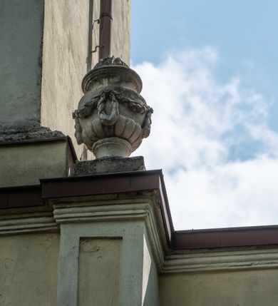 Zdjęcie nr 10: Kościół położony w centrum wsi Pleszów, obecnie w dzielnicy Nowa-Huta, na placu wyznaczonym wysokim, wykonanym z cegły murem, w otoczeniu starodrzewia. Budynek założony na rzucie prostokąta z węższym prostokątnym prezbiterium ujętym z trzech stron piętrowymi aneksami zakrystii, skarbczyka i przedsionka. Nawa jest trójprzęsłowa, ma ścięte naroża, jest artykułowana szerokimi przyściennymi filarami, zaś jednoprzęsłowe prezbiterium ujmują w narożach kolumny. Pilastry i kolumny o jońskich kapitelach dźwigają belkowanie z fryzem z metopami opatrzonymi rozetami na przemian z tryglifami. Nawę i prezbiterium nakrywają żaglaste sklepienia na szerokich gurtach i arkadach nad ścianami bocznymi, w których umieszczono prostokątne okna zamknięte łukiem odcinkowym. Aneksy są skomunikowane z prezbiterium prostokątnymi przejściami. Do kościoła prowadzą od frontu prostokątne drzwi i wbudowana pod chórem muzycznym drewniana kruchtę. 
Fasada jest szersza od korpusu nawy, jednokondygnacyjna, trójosiowa, zwieńczona wysoką wieżą. Korpus fasady ujęty załamującymi się na narożach toskańskimi pilastrami, z częścią środkową wysuniętą do przodu z takimi samymi pilastrami jak na narożach. Pilastry podtrzymują opasujące korpus fasady belkowanie, którego fryz złożony jest z tryglifów i metop wypełnionych kołami; nad częścią środkową trójkątny przyczółek wypełniony okiem Opatrzności. Fasadę wieńczy wysoka attyka ujęta na narożach i w części środkowej postumentami z wazonami. Wieża opasana na narożach szerokimi lizenami podtrzymującymi belkowanie z fryzem konsolkowym jest zakończona czterospadowym, lekko wklęsłym dachem krytym blachą z kulą i krzyżem. Elewacje boczne w korpusie fasady i aneksów przy prezbiterium z dwoma rzędami prostokątnych okienek, w partii nawy i prezbiterium z oknami prostokątnymi zakończonymi łukiem odcinkowym w profilowanych obramieniach. Elewacje boczne wieńczy profilowany gzyms, ściany wysuniętych poza korpus nawy aneksów załamujące się narożach szerokie lizeny. Dach jest dwuspadowy, kryty blachą.     
