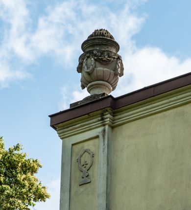 Zdjęcie nr 8: Kościół położony w centrum wsi Pleszów, obecnie w dzielnicy Nowa-Huta, na placu wyznaczonym wysokim, wykonanym z cegły murem, w otoczeniu starodrzewia. Budynek założony na rzucie prostokąta z węższym prostokątnym prezbiterium ujętym z trzech stron piętrowymi aneksami zakrystii, skarbczyka i przedsionka. Nawa jest trójprzęsłowa, ma ścięte naroża, jest artykułowana szerokimi przyściennymi filarami, zaś jednoprzęsłowe prezbiterium ujmują w narożach kolumny. Pilastry i kolumny o jońskich kapitelach dźwigają belkowanie z fryzem z metopami opatrzonymi rozetami na przemian z tryglifami. Nawę i prezbiterium nakrywają żaglaste sklepienia na szerokich gurtach i arkadach nad ścianami bocznymi, w których umieszczono prostokątne okna zamknięte łukiem odcinkowym. Aneksy są skomunikowane z prezbiterium prostokątnymi przejściami. Do kościoła prowadzą od frontu prostokątne drzwi i wbudowana pod chórem muzycznym drewniana kruchtę. 
Fasada jest szersza od korpusu nawy, jednokondygnacyjna, trójosiowa, zwieńczona wysoką wieżą. Korpus fasady ujęty załamującymi się na narożach toskańskimi pilastrami, z częścią środkową wysuniętą do przodu z takimi samymi pilastrami jak na narożach. Pilastry podtrzymują opasujące korpus fasady belkowanie, którego fryz złożony jest z tryglifów i metop wypełnionych kołami; nad częścią środkową trójkątny przyczółek wypełniony okiem Opatrzności. Fasadę wieńczy wysoka attyka ujęta na narożach i w części środkowej postumentami z wazonami. Wieża opasana na narożach szerokimi lizenami podtrzymującymi belkowanie z fryzem konsolkowym jest zakończona czterospadowym, lekko wklęsłym dachem krytym blachą z kulą i krzyżem. Elewacje boczne w korpusie fasady i aneksów przy prezbiterium z dwoma rzędami prostokątnych okienek, w partii nawy i prezbiterium z oknami prostokątnymi zakończonymi łukiem odcinkowym w profilowanych obramieniach. Elewacje boczne wieńczy profilowany gzyms, ściany wysuniętych poza korpus nawy aneksów załamujące się narożach szerokie lizeny. Dach jest dwuspadowy, kryty blachą.     
