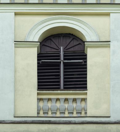 Zdjęcie nr 14: Kościół położony w centrum wsi Pleszów, obecnie w dzielnicy Nowa-Huta, na placu wyznaczonym wysokim, wykonanym z cegły murem, w otoczeniu starodrzewia. Budynek założony na rzucie prostokąta z węższym prostokątnym prezbiterium ujętym z trzech stron piętrowymi aneksami zakrystii, skarbczyka i przedsionka. Nawa jest trójprzęsłowa, ma ścięte naroża, jest artykułowana szerokimi przyściennymi filarami, zaś jednoprzęsłowe prezbiterium ujmują w narożach kolumny. Pilastry i kolumny o jońskich kapitelach dźwigają belkowanie z fryzem z metopami opatrzonymi rozetami na przemian z tryglifami. Nawę i prezbiterium nakrywają żaglaste sklepienia na szerokich gurtach i arkadach nad ścianami bocznymi, w których umieszczono prostokątne okna zamknięte łukiem odcinkowym. Aneksy są skomunikowane z prezbiterium prostokątnymi przejściami. Do kościoła prowadzą od frontu prostokątne drzwi i wbudowana pod chórem muzycznym drewniana kruchtę. 
Fasada jest szersza od korpusu nawy, jednokondygnacyjna, trójosiowa, zwieńczona wysoką wieżą. Korpus fasady ujęty załamującymi się na narożach toskańskimi pilastrami, z częścią środkową wysuniętą do przodu z takimi samymi pilastrami jak na narożach. Pilastry podtrzymują opasujące korpus fasady belkowanie, którego fryz złożony jest z tryglifów i metop wypełnionych kołami; nad częścią środkową trójkątny przyczółek wypełniony okiem Opatrzności. Fasadę wieńczy wysoka attyka ujęta na narożach i w części środkowej postumentami z wazonami. Wieża opasana na narożach szerokimi lizenami podtrzymującymi belkowanie z fryzem konsolkowym jest zakończona czterospadowym, lekko wklęsłym dachem krytym blachą z kulą i krzyżem. Elewacje boczne w korpusie fasady i aneksów przy prezbiterium z dwoma rzędami prostokątnych okienek, w partii nawy i prezbiterium z oknami prostokątnymi zakończonymi łukiem odcinkowym w profilowanych obramieniach. Elewacje boczne wieńczy profilowany gzyms, ściany wysuniętych poza korpus nawy aneksów załamujące się narożach szerokie lizeny. Dach jest dwuspadowy, kryty blachą.     
