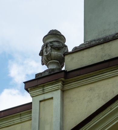 Zdjęcie nr 9: Kościół położony w centrum wsi Pleszów, obecnie w dzielnicy Nowa-Huta, na placu wyznaczonym wysokim, wykonanym z cegły murem, w otoczeniu starodrzewia. Budynek założony na rzucie prostokąta z węższym prostokątnym prezbiterium ujętym z trzech stron piętrowymi aneksami zakrystii, skarbczyka i przedsionka. Nawa jest trójprzęsłowa, ma ścięte naroża, jest artykułowana szerokimi przyściennymi filarami, zaś jednoprzęsłowe prezbiterium ujmują w narożach kolumny. Pilastry i kolumny o jońskich kapitelach dźwigają belkowanie z fryzem z metopami opatrzonymi rozetami na przemian z tryglifami. Nawę i prezbiterium nakrywają żaglaste sklepienia na szerokich gurtach i arkadach nad ścianami bocznymi, w których umieszczono prostokątne okna zamknięte łukiem odcinkowym. Aneksy są skomunikowane z prezbiterium prostokątnymi przejściami. Do kościoła prowadzą od frontu prostokątne drzwi i wbudowana pod chórem muzycznym drewniana kruchtę. 
Fasada jest szersza od korpusu nawy, jednokondygnacyjna, trójosiowa, zwieńczona wysoką wieżą. Korpus fasady ujęty załamującymi się na narożach toskańskimi pilastrami, z częścią środkową wysuniętą do przodu z takimi samymi pilastrami jak na narożach. Pilastry podtrzymują opasujące korpus fasady belkowanie, którego fryz złożony jest z tryglifów i metop wypełnionych kołami; nad częścią środkową trójkątny przyczółek wypełniony okiem Opatrzności. Fasadę wieńczy wysoka attyka ujęta na narożach i w części środkowej postumentami z wazonami. Wieża opasana na narożach szerokimi lizenami podtrzymującymi belkowanie z fryzem konsolkowym jest zakończona czterospadowym, lekko wklęsłym dachem krytym blachą z kulą i krzyżem. Elewacje boczne w korpusie fasady i aneksów przy prezbiterium z dwoma rzędami prostokątnych okienek, w partii nawy i prezbiterium z oknami prostokątnymi zakończonymi łukiem odcinkowym w profilowanych obramieniach. Elewacje boczne wieńczy profilowany gzyms, ściany wysuniętych poza korpus nawy aneksów załamujące się narożach szerokie lizeny. Dach jest dwuspadowy, kryty blachą.     
