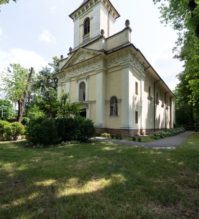 Zdjęcie nr 7: Kościół położony w centrum wsi Pleszów, obecnie w dzielnicy Nowa-Huta, na placu wyznaczonym wysokim, wykonanym z cegły murem, w otoczeniu starodrzewia. Budynek założony na rzucie prostokąta z węższym prostokątnym prezbiterium ujętym z trzech stron piętrowymi aneksami zakrystii, skarbczyka i przedsionka. Nawa jest trójprzęsłowa, ma ścięte naroża, jest artykułowana szerokimi przyściennymi filarami, zaś jednoprzęsłowe prezbiterium ujmują w narożach kolumny. Pilastry i kolumny o jońskich kapitelach dźwigają belkowanie z fryzem z metopami opatrzonymi rozetami na przemian z tryglifami. Nawę i prezbiterium nakrywają żaglaste sklepienia na szerokich gurtach i arkadach nad ścianami bocznymi, w których umieszczono prostokątne okna zamknięte łukiem odcinkowym. Aneksy są skomunikowane z prezbiterium prostokątnymi przejściami. Do kościoła prowadzą od frontu prostokątne drzwi i wbudowana pod chórem muzycznym drewniana kruchtę. 
Fasada jest szersza od korpusu nawy, jednokondygnacyjna, trójosiowa, zwieńczona wysoką wieżą. Korpus fasady ujęty załamującymi się na narożach toskańskimi pilastrami, z częścią środkową wysuniętą do przodu z takimi samymi pilastrami jak na narożach. Pilastry podtrzymują opasujące korpus fasady belkowanie, którego fryz złożony jest z tryglifów i metop wypełnionych kołami; nad częścią środkową trójkątny przyczółek wypełniony okiem Opatrzności. Fasadę wieńczy wysoka attyka ujęta na narożach i w części środkowej postumentami z wazonami. Wieża opasana na narożach szerokimi lizenami podtrzymującymi belkowanie z fryzem konsolkowym jest zakończona czterospadowym, lekko wklęsłym dachem krytym blachą z kulą i krzyżem. Elewacje boczne w korpusie fasady i aneksów przy prezbiterium z dwoma rzędami prostokątnych okienek, w partii nawy i prezbiterium z oknami prostokątnymi zakończonymi łukiem odcinkowym w profilowanych obramieniach. Elewacje boczne wieńczy profilowany gzyms, ściany wysuniętych poza korpus nawy aneksów załamujące się narożach szerokie lizeny. Dach jest dwuspadowy, kryty blachą.     
