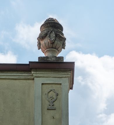 Zdjęcie nr 12: Kościół położony w centrum wsi Pleszów, obecnie w dzielnicy Nowa-Huta, na placu wyznaczonym wysokim, wykonanym z cegły murem, w otoczeniu starodrzewia. Budynek założony na rzucie prostokąta z węższym prostokątnym prezbiterium ujętym z trzech stron piętrowymi aneksami zakrystii, skarbczyka i przedsionka. Nawa jest trójprzęsłowa, ma ścięte naroża, jest artykułowana szerokimi przyściennymi filarami, zaś jednoprzęsłowe prezbiterium ujmują w narożach kolumny. Pilastry i kolumny o jońskich kapitelach dźwigają belkowanie z fryzem z metopami opatrzonymi rozetami na przemian z tryglifami. Nawę i prezbiterium nakrywają żaglaste sklepienia na szerokich gurtach i arkadach nad ścianami bocznymi, w których umieszczono prostokątne okna zamknięte łukiem odcinkowym. Aneksy są skomunikowane z prezbiterium prostokątnymi przejściami. Do kościoła prowadzą od frontu prostokątne drzwi i wbudowana pod chórem muzycznym drewniana kruchtę. 
Fasada jest szersza od korpusu nawy, jednokondygnacyjna, trójosiowa, zwieńczona wysoką wieżą. Korpus fasady ujęty załamującymi się na narożach toskańskimi pilastrami, z częścią środkową wysuniętą do przodu z takimi samymi pilastrami jak na narożach. Pilastry podtrzymują opasujące korpus fasady belkowanie, którego fryz złożony jest z tryglifów i metop wypełnionych kołami; nad częścią środkową trójkątny przyczółek wypełniony okiem Opatrzności. Fasadę wieńczy wysoka attyka ujęta na narożach i w części środkowej postumentami z wazonami. Wieża opasana na narożach szerokimi lizenami podtrzymującymi belkowanie z fryzem konsolkowym jest zakończona czterospadowym, lekko wklęsłym dachem krytym blachą z kulą i krzyżem. Elewacje boczne w korpusie fasady i aneksów przy prezbiterium z dwoma rzędami prostokątnych okienek, w partii nawy i prezbiterium z oknami prostokątnymi zakończonymi łukiem odcinkowym w profilowanych obramieniach. Elewacje boczne wieńczy profilowany gzyms, ściany wysuniętych poza korpus nawy aneksów załamujące się narożach szerokie lizeny. Dach jest dwuspadowy, kryty blachą.     
