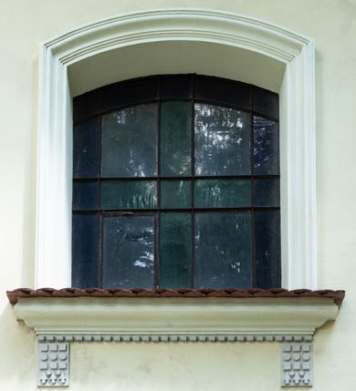 Zdjęcie nr 13: Kościół położony w centrum wsi Pleszów, obecnie w dzielnicy Nowa-Huta, na placu wyznaczonym wysokim, wykonanym z cegły murem, w otoczeniu starodrzewia. Budynek założony na rzucie prostokąta z węższym prostokątnym prezbiterium ujętym z trzech stron piętrowymi aneksami zakrystii, skarbczyka i przedsionka. Nawa jest trójprzęsłowa, ma ścięte naroża, jest artykułowana szerokimi przyściennymi filarami, zaś jednoprzęsłowe prezbiterium ujmują w narożach kolumny. Pilastry i kolumny o jońskich kapitelach dźwigają belkowanie z fryzem z metopami opatrzonymi rozetami na przemian z tryglifami. Nawę i prezbiterium nakrywają żaglaste sklepienia na szerokich gurtach i arkadach nad ścianami bocznymi, w których umieszczono prostokątne okna zamknięte łukiem odcinkowym. Aneksy są skomunikowane z prezbiterium prostokątnymi przejściami. Do kościoła prowadzą od frontu prostokątne drzwi i wbudowana pod chórem muzycznym drewniana kruchtę. 
Fasada jest szersza od korpusu nawy, jednokondygnacyjna, trójosiowa, zwieńczona wysoką wieżą. Korpus fasady ujęty załamującymi się na narożach toskańskimi pilastrami, z częścią środkową wysuniętą do przodu z takimi samymi pilastrami jak na narożach. Pilastry podtrzymują opasujące korpus fasady belkowanie, którego fryz złożony jest z tryglifów i metop wypełnionych kołami; nad częścią środkową trójkątny przyczółek wypełniony okiem Opatrzności. Fasadę wieńczy wysoka attyka ujęta na narożach i w części środkowej postumentami z wazonami. Wieża opasana na narożach szerokimi lizenami podtrzymującymi belkowanie z fryzem konsolkowym jest zakończona czterospadowym, lekko wklęsłym dachem krytym blachą z kulą i krzyżem. Elewacje boczne w korpusie fasady i aneksów przy prezbiterium z dwoma rzędami prostokątnych okienek, w partii nawy i prezbiterium z oknami prostokątnymi zakończonymi łukiem odcinkowym w profilowanych obramieniach. Elewacje boczne wieńczy profilowany gzyms, ściany wysuniętych poza korpus nawy aneksów załamujące się narożach szerokie lizeny. Dach jest dwuspadowy, kryty blachą.     
