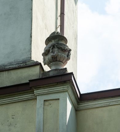 Zdjęcie nr 11: Kościół położony w centrum wsi Pleszów, obecnie w dzielnicy Nowa-Huta, na placu wyznaczonym wysokim, wykonanym z cegły murem, w otoczeniu starodrzewia. Budynek założony na rzucie prostokąta z węższym prostokątnym prezbiterium ujętym z trzech stron piętrowymi aneksami zakrystii, skarbczyka i przedsionka. Nawa jest trójprzęsłowa, ma ścięte naroża, jest artykułowana szerokimi przyściennymi filarami, zaś jednoprzęsłowe prezbiterium ujmują w narożach kolumny. Pilastry i kolumny o jońskich kapitelach dźwigają belkowanie z fryzem z metopami opatrzonymi rozetami na przemian z tryglifami. Nawę i prezbiterium nakrywają żaglaste sklepienia na szerokich gurtach i arkadach nad ścianami bocznymi, w których umieszczono prostokątne okna zamknięte łukiem odcinkowym. Aneksy są skomunikowane z prezbiterium prostokątnymi przejściami. Do kościoła prowadzą od frontu prostokątne drzwi i wbudowana pod chórem muzycznym drewniana kruchtę. 
Fasada jest szersza od korpusu nawy, jednokondygnacyjna, trójosiowa, zwieńczona wysoką wieżą. Korpus fasady ujęty załamującymi się na narożach toskańskimi pilastrami, z częścią środkową wysuniętą do przodu z takimi samymi pilastrami jak na narożach. Pilastry podtrzymują opasujące korpus fasady belkowanie, którego fryz złożony jest z tryglifów i metop wypełnionych kołami; nad częścią środkową trójkątny przyczółek wypełniony okiem Opatrzności. Fasadę wieńczy wysoka attyka ujęta na narożach i w części środkowej postumentami z wazonami. Wieża opasana na narożach szerokimi lizenami podtrzymującymi belkowanie z fryzem konsolkowym jest zakończona czterospadowym, lekko wklęsłym dachem krytym blachą z kulą i krzyżem. Elewacje boczne w korpusie fasady i aneksów przy prezbiterium z dwoma rzędami prostokątnych okienek, w partii nawy i prezbiterium z oknami prostokątnymi zakończonymi łukiem odcinkowym w profilowanych obramieniach. Elewacje boczne wieńczy profilowany gzyms, ściany wysuniętych poza korpus nawy aneksów załamujące się narożach szerokie lizeny. Dach jest dwuspadowy, kryty blachą.     
