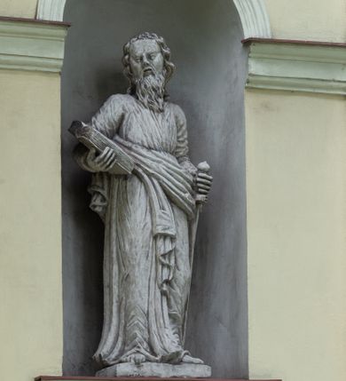 Zdjęcie nr 17: Kościół położony w centrum wsi Pleszów, obecnie w dzielnicy Nowa-Huta, na placu wyznaczonym wysokim, wykonanym z cegły murem, w otoczeniu starodrzewia. Budynek założony na rzucie prostokąta z węższym prostokątnym prezbiterium ujętym z trzech stron piętrowymi aneksami zakrystii, skarbczyka i przedsionka. Nawa jest trójprzęsłowa, ma ścięte naroża, jest artykułowana szerokimi przyściennymi filarami, zaś jednoprzęsłowe prezbiterium ujmują w narożach kolumny. Pilastry i kolumny o jońskich kapitelach dźwigają belkowanie z fryzem z metopami opatrzonymi rozetami na przemian z tryglifami. Nawę i prezbiterium nakrywają żaglaste sklepienia na szerokich gurtach i arkadach nad ścianami bocznymi, w których umieszczono prostokątne okna zamknięte łukiem odcinkowym. Aneksy są skomunikowane z prezbiterium prostokątnymi przejściami. Do kościoła prowadzą od frontu prostokątne drzwi i wbudowana pod chórem muzycznym drewniana kruchtę. 
Fasada jest szersza od korpusu nawy, jednokondygnacyjna, trójosiowa, zwieńczona wysoką wieżą. Korpus fasady ujęty załamującymi się na narożach toskańskimi pilastrami, z częścią środkową wysuniętą do przodu z takimi samymi pilastrami jak na narożach. Pilastry podtrzymują opasujące korpus fasady belkowanie, którego fryz złożony jest z tryglifów i metop wypełnionych kołami; nad częścią środkową trójkątny przyczółek wypełniony okiem Opatrzności. Fasadę wieńczy wysoka attyka ujęta na narożach i w części środkowej postumentami z wazonami. Wieża opasana na narożach szerokimi lizenami podtrzymującymi belkowanie z fryzem konsolkowym jest zakończona czterospadowym, lekko wklęsłym dachem krytym blachą z kulą i krzyżem. Elewacje boczne w korpusie fasady i aneksów przy prezbiterium z dwoma rzędami prostokątnych okienek, w partii nawy i prezbiterium z oknami prostokątnymi zakończonymi łukiem odcinkowym w profilowanych obramieniach. Elewacje boczne wieńczy profilowany gzyms, ściany wysuniętych poza korpus nawy aneksów załamujące się narożach szerokie lizeny. Dach jest dwuspadowy, kryty blachą.     
