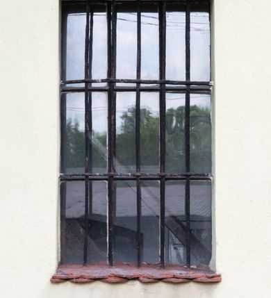 Zdjęcie nr 15: Kościół położony w centrum wsi Pleszów, obecnie w dzielnicy Nowa-Huta, na placu wyznaczonym wysokim, wykonanym z cegły murem, w otoczeniu starodrzewia. Budynek założony na rzucie prostokąta z węższym prostokątnym prezbiterium ujętym z trzech stron piętrowymi aneksami zakrystii, skarbczyka i przedsionka. Nawa jest trójprzęsłowa, ma ścięte naroża, jest artykułowana szerokimi przyściennymi filarami, zaś jednoprzęsłowe prezbiterium ujmują w narożach kolumny. Pilastry i kolumny o jońskich kapitelach dźwigają belkowanie z fryzem z metopami opatrzonymi rozetami na przemian z tryglifami. Nawę i prezbiterium nakrywają żaglaste sklepienia na szerokich gurtach i arkadach nad ścianami bocznymi, w których umieszczono prostokątne okna zamknięte łukiem odcinkowym. Aneksy są skomunikowane z prezbiterium prostokątnymi przejściami. Do kościoła prowadzą od frontu prostokątne drzwi i wbudowana pod chórem muzycznym drewniana kruchtę. 
Fasada jest szersza od korpusu nawy, jednokondygnacyjna, trójosiowa, zwieńczona wysoką wieżą. Korpus fasady ujęty załamującymi się na narożach toskańskimi pilastrami, z częścią środkową wysuniętą do przodu z takimi samymi pilastrami jak na narożach. Pilastry podtrzymują opasujące korpus fasady belkowanie, którego fryz złożony jest z tryglifów i metop wypełnionych kołami; nad częścią środkową trójkątny przyczółek wypełniony okiem Opatrzności. Fasadę wieńczy wysoka attyka ujęta na narożach i w części środkowej postumentami z wazonami. Wieża opasana na narożach szerokimi lizenami podtrzymującymi belkowanie z fryzem konsolkowym jest zakończona czterospadowym, lekko wklęsłym dachem krytym blachą z kulą i krzyżem. Elewacje boczne w korpusie fasady i aneksów przy prezbiterium z dwoma rzędami prostokątnych okienek, w partii nawy i prezbiterium z oknami prostokątnymi zakończonymi łukiem odcinkowym w profilowanych obramieniach. Elewacje boczne wieńczy profilowany gzyms, ściany wysuniętych poza korpus nawy aneksów załamujące się narożach szerokie lizeny. Dach jest dwuspadowy, kryty blachą.     
