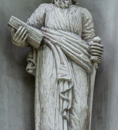 Zdjęcie nr 16: Kościół położony w centrum wsi Pleszów, obecnie w dzielnicy Nowa-Huta, na placu wyznaczonym wysokim, wykonanym z cegły murem, w otoczeniu starodrzewia. Budynek założony na rzucie prostokąta z węższym prostokątnym prezbiterium ujętym z trzech stron piętrowymi aneksami zakrystii, skarbczyka i przedsionka. Nawa jest trójprzęsłowa, ma ścięte naroża, jest artykułowana szerokimi przyściennymi filarami, zaś jednoprzęsłowe prezbiterium ujmują w narożach kolumny. Pilastry i kolumny o jońskich kapitelach dźwigają belkowanie z fryzem z metopami opatrzonymi rozetami na przemian z tryglifami. Nawę i prezbiterium nakrywają żaglaste sklepienia na szerokich gurtach i arkadach nad ścianami bocznymi, w których umieszczono prostokątne okna zamknięte łukiem odcinkowym. Aneksy są skomunikowane z prezbiterium prostokątnymi przejściami. Do kościoła prowadzą od frontu prostokątne drzwi i wbudowana pod chórem muzycznym drewniana kruchtę. 
Fasada jest szersza od korpusu nawy, jednokondygnacyjna, trójosiowa, zwieńczona wysoką wieżą. Korpus fasady ujęty załamującymi się na narożach toskańskimi pilastrami, z częścią środkową wysuniętą do przodu z takimi samymi pilastrami jak na narożach. Pilastry podtrzymują opasujące korpus fasady belkowanie, którego fryz złożony jest z tryglifów i metop wypełnionych kołami; nad częścią środkową trójkątny przyczółek wypełniony okiem Opatrzności. Fasadę wieńczy wysoka attyka ujęta na narożach i w części środkowej postumentami z wazonami. Wieża opasana na narożach szerokimi lizenami podtrzymującymi belkowanie z fryzem konsolkowym jest zakończona czterospadowym, lekko wklęsłym dachem krytym blachą z kulą i krzyżem. Elewacje boczne w korpusie fasady i aneksów przy prezbiterium z dwoma rzędami prostokątnych okienek, w partii nawy i prezbiterium z oknami prostokątnymi zakończonymi łukiem odcinkowym w profilowanych obramieniach. Elewacje boczne wieńczy profilowany gzyms, ściany wysuniętych poza korpus nawy aneksów załamujące się narożach szerokie lizeny. Dach jest dwuspadowy, kryty blachą.     
