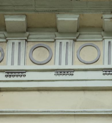 Zdjęcie nr 29: Kościół położony w centrum wsi Pleszów, obecnie w dzielnicy Nowa-Huta, na placu wyznaczonym wysokim, wykonanym z cegły murem, w otoczeniu starodrzewia. Budynek założony na rzucie prostokąta z węższym prostokątnym prezbiterium ujętym z trzech stron piętrowymi aneksami zakrystii, skarbczyka i przedsionka. Nawa jest trójprzęsłowa, ma ścięte naroża, jest artykułowana szerokimi przyściennymi filarami, zaś jednoprzęsłowe prezbiterium ujmują w narożach kolumny. Pilastry i kolumny o jońskich kapitelach dźwigają belkowanie z fryzem z metopami opatrzonymi rozetami na przemian z tryglifami. Nawę i prezbiterium nakrywają żaglaste sklepienia na szerokich gurtach i arkadach nad ścianami bocznymi, w których umieszczono prostokątne okna zamknięte łukiem odcinkowym. Aneksy są skomunikowane z prezbiterium prostokątnymi przejściami. Do kościoła prowadzą od frontu prostokątne drzwi i wbudowana pod chórem muzycznym drewniana kruchtę. 
Fasada jest szersza od korpusu nawy, jednokondygnacyjna, trójosiowa, zwieńczona wysoką wieżą. Korpus fasady ujęty załamującymi się na narożach toskańskimi pilastrami, z częścią środkową wysuniętą do przodu z takimi samymi pilastrami jak na narożach. Pilastry podtrzymują opasujące korpus fasady belkowanie, którego fryz złożony jest z tryglifów i metop wypełnionych kołami; nad częścią środkową trójkątny przyczółek wypełniony okiem Opatrzności. Fasadę wieńczy wysoka attyka ujęta na narożach i w części środkowej postumentami z wazonami. Wieża opasana na narożach szerokimi lizenami podtrzymującymi belkowanie z fryzem konsolkowym jest zakończona czterospadowym, lekko wklęsłym dachem krytym blachą z kulą i krzyżem. Elewacje boczne w korpusie fasady i aneksów przy prezbiterium z dwoma rzędami prostokątnych okienek, w partii nawy i prezbiterium z oknami prostokątnymi zakończonymi łukiem odcinkowym w profilowanych obramieniach. Elewacje boczne wieńczy profilowany gzyms, ściany wysuniętych poza korpus nawy aneksów załamujące się narożach szerokie lizeny. Dach jest dwuspadowy, kryty blachą.     
