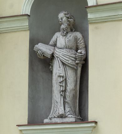 Zdjęcie nr 18: Kościół położony w centrum wsi Pleszów, obecnie w dzielnicy Nowa-Huta, na placu wyznaczonym wysokim, wykonanym z cegły murem, w otoczeniu starodrzewia. Budynek założony na rzucie prostokąta z węższym prostokątnym prezbiterium ujętym z trzech stron piętrowymi aneksami zakrystii, skarbczyka i przedsionka. Nawa jest trójprzęsłowa, ma ścięte naroża, jest artykułowana szerokimi przyściennymi filarami, zaś jednoprzęsłowe prezbiterium ujmują w narożach kolumny. Pilastry i kolumny o jońskich kapitelach dźwigają belkowanie z fryzem z metopami opatrzonymi rozetami na przemian z tryglifami. Nawę i prezbiterium nakrywają żaglaste sklepienia na szerokich gurtach i arkadach nad ścianami bocznymi, w których umieszczono prostokątne okna zamknięte łukiem odcinkowym. Aneksy są skomunikowane z prezbiterium prostokątnymi przejściami. Do kościoła prowadzą od frontu prostokątne drzwi i wbudowana pod chórem muzycznym drewniana kruchtę. 
Fasada jest szersza od korpusu nawy, jednokondygnacyjna, trójosiowa, zwieńczona wysoką wieżą. Korpus fasady ujęty załamującymi się na narożach toskańskimi pilastrami, z częścią środkową wysuniętą do przodu z takimi samymi pilastrami jak na narożach. Pilastry podtrzymują opasujące korpus fasady belkowanie, którego fryz złożony jest z tryglifów i metop wypełnionych kołami; nad częścią środkową trójkątny przyczółek wypełniony okiem Opatrzności. Fasadę wieńczy wysoka attyka ujęta na narożach i w części środkowej postumentami z wazonami. Wieża opasana na narożach szerokimi lizenami podtrzymującymi belkowanie z fryzem konsolkowym jest zakończona czterospadowym, lekko wklęsłym dachem krytym blachą z kulą i krzyżem. Elewacje boczne w korpusie fasady i aneksów przy prezbiterium z dwoma rzędami prostokątnych okienek, w partii nawy i prezbiterium z oknami prostokątnymi zakończonymi łukiem odcinkowym w profilowanych obramieniach. Elewacje boczne wieńczy profilowany gzyms, ściany wysuniętych poza korpus nawy aneksów załamujące się narożach szerokie lizeny. Dach jest dwuspadowy, kryty blachą.     
