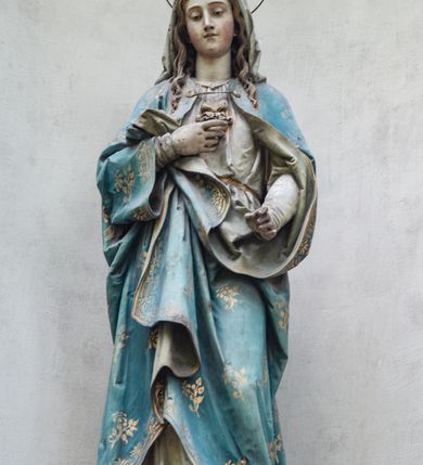 Zdjęcie nr 19: Kościół położony w centrum wsi Pleszów, obecnie w dzielnicy Nowa-Huta, na placu wyznaczonym wysokim, wykonanym z cegły murem, w otoczeniu starodrzewia. Budynek założony na rzucie prostokąta z węższym prostokątnym prezbiterium ujętym z trzech stron piętrowymi aneksami zakrystii, skarbczyka i przedsionka. Nawa jest trójprzęsłowa, ma ścięte naroża, jest artykułowana szerokimi przyściennymi filarami, zaś jednoprzęsłowe prezbiterium ujmują w narożach kolumny. Pilastry i kolumny o jońskich kapitelach dźwigają belkowanie z fryzem z metopami opatrzonymi rozetami na przemian z tryglifami. Nawę i prezbiterium nakrywają żaglaste sklepienia na szerokich gurtach i arkadach nad ścianami bocznymi, w których umieszczono prostokątne okna zamknięte łukiem odcinkowym. Aneksy są skomunikowane z prezbiterium prostokątnymi przejściami. Do kościoła prowadzą od frontu prostokątne drzwi i wbudowana pod chórem muzycznym drewniana kruchtę. 
Fasada jest szersza od korpusu nawy, jednokondygnacyjna, trójosiowa, zwieńczona wysoką wieżą. Korpus fasady ujęty załamującymi się na narożach toskańskimi pilastrami, z częścią środkową wysuniętą do przodu z takimi samymi pilastrami jak na narożach. Pilastry podtrzymują opasujące korpus fasady belkowanie, którego fryz złożony jest z tryglifów i metop wypełnionych kołami; nad częścią środkową trójkątny przyczółek wypełniony okiem Opatrzności. Fasadę wieńczy wysoka attyka ujęta na narożach i w części środkowej postumentami z wazonami. Wieża opasana na narożach szerokimi lizenami podtrzymującymi belkowanie z fryzem konsolkowym jest zakończona czterospadowym, lekko wklęsłym dachem krytym blachą z kulą i krzyżem. Elewacje boczne w korpusie fasady i aneksów przy prezbiterium z dwoma rzędami prostokątnych okienek, w partii nawy i prezbiterium z oknami prostokątnymi zakończonymi łukiem odcinkowym w profilowanych obramieniach. Elewacje boczne wieńczy profilowany gzyms, ściany wysuniętych poza korpus nawy aneksów załamujące się narożach szerokie lizeny. Dach jest dwuspadowy, kryty blachą.     
