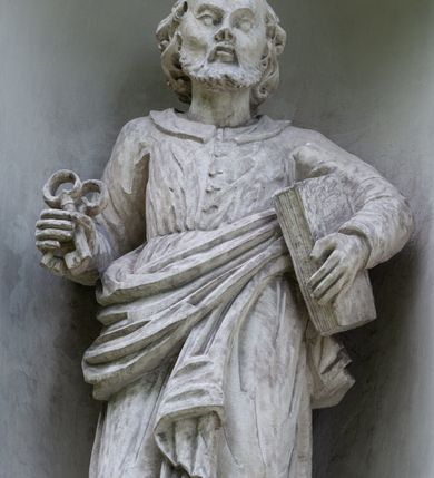 Zdjęcie nr 21: Kościół położony w centrum wsi Pleszów, obecnie w dzielnicy Nowa-Huta, na placu wyznaczonym wysokim, wykonanym z cegły murem, w otoczeniu starodrzewia. Budynek założony na rzucie prostokąta z węższym prostokątnym prezbiterium ujętym z trzech stron piętrowymi aneksami zakrystii, skarbczyka i przedsionka. Nawa jest trójprzęsłowa, ma ścięte naroża, jest artykułowana szerokimi przyściennymi filarami, zaś jednoprzęsłowe prezbiterium ujmują w narożach kolumny. Pilastry i kolumny o jońskich kapitelach dźwigają belkowanie z fryzem z metopami opatrzonymi rozetami na przemian z tryglifami. Nawę i prezbiterium nakrywają żaglaste sklepienia na szerokich gurtach i arkadach nad ścianami bocznymi, w których umieszczono prostokątne okna zamknięte łukiem odcinkowym. Aneksy są skomunikowane z prezbiterium prostokątnymi przejściami. Do kościoła prowadzą od frontu prostokątne drzwi i wbudowana pod chórem muzycznym drewniana kruchtę. 
Fasada jest szersza od korpusu nawy, jednokondygnacyjna, trójosiowa, zwieńczona wysoką wieżą. Korpus fasady ujęty załamującymi się na narożach toskańskimi pilastrami, z częścią środkową wysuniętą do przodu z takimi samymi pilastrami jak na narożach. Pilastry podtrzymują opasujące korpus fasady belkowanie, którego fryz złożony jest z tryglifów i metop wypełnionych kołami; nad częścią środkową trójkątny przyczółek wypełniony okiem Opatrzności. Fasadę wieńczy wysoka attyka ujęta na narożach i w części środkowej postumentami z wazonami. Wieża opasana na narożach szerokimi lizenami podtrzymującymi belkowanie z fryzem konsolkowym jest zakończona czterospadowym, lekko wklęsłym dachem krytym blachą z kulą i krzyżem. Elewacje boczne w korpusie fasady i aneksów przy prezbiterium z dwoma rzędami prostokątnych okienek, w partii nawy i prezbiterium z oknami prostokątnymi zakończonymi łukiem odcinkowym w profilowanych obramieniach. Elewacje boczne wieńczy profilowany gzyms, ściany wysuniętych poza korpus nawy aneksów załamujące się narożach szerokie lizeny. Dach jest dwuspadowy, kryty blachą.     
