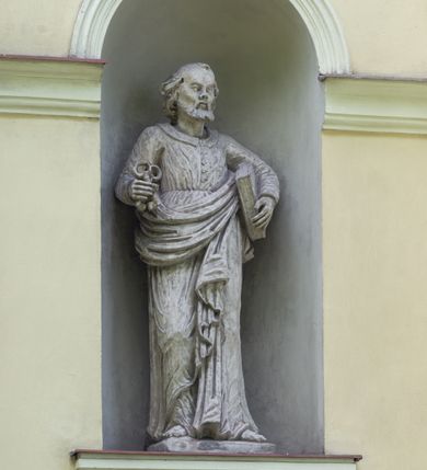 Zdjęcie nr 20: Kościół położony w centrum wsi Pleszów, obecnie w dzielnicy Nowa-Huta, na placu wyznaczonym wysokim, wykonanym z cegły murem, w otoczeniu starodrzewia. Budynek założony na rzucie prostokąta z węższym prostokątnym prezbiterium ujętym z trzech stron piętrowymi aneksami zakrystii, skarbczyka i przedsionka. Nawa jest trójprzęsłowa, ma ścięte naroża, jest artykułowana szerokimi przyściennymi filarami, zaś jednoprzęsłowe prezbiterium ujmują w narożach kolumny. Pilastry i kolumny o jońskich kapitelach dźwigają belkowanie z fryzem z metopami opatrzonymi rozetami na przemian z tryglifami. Nawę i prezbiterium nakrywają żaglaste sklepienia na szerokich gurtach i arkadach nad ścianami bocznymi, w których umieszczono prostokątne okna zamknięte łukiem odcinkowym. Aneksy są skomunikowane z prezbiterium prostokątnymi przejściami. Do kościoła prowadzą od frontu prostokątne drzwi i wbudowana pod chórem muzycznym drewniana kruchtę. 
Fasada jest szersza od korpusu nawy, jednokondygnacyjna, trójosiowa, zwieńczona wysoką wieżą. Korpus fasady ujęty załamującymi się na narożach toskańskimi pilastrami, z częścią środkową wysuniętą do przodu z takimi samymi pilastrami jak na narożach. Pilastry podtrzymują opasujące korpus fasady belkowanie, którego fryz złożony jest z tryglifów i metop wypełnionych kołami; nad częścią środkową trójkątny przyczółek wypełniony okiem Opatrzności. Fasadę wieńczy wysoka attyka ujęta na narożach i w części środkowej postumentami z wazonami. Wieża opasana na narożach szerokimi lizenami podtrzymującymi belkowanie z fryzem konsolkowym jest zakończona czterospadowym, lekko wklęsłym dachem krytym blachą z kulą i krzyżem. Elewacje boczne w korpusie fasady i aneksów przy prezbiterium z dwoma rzędami prostokątnych okienek, w partii nawy i prezbiterium z oknami prostokątnymi zakończonymi łukiem odcinkowym w profilowanych obramieniach. Elewacje boczne wieńczy profilowany gzyms, ściany wysuniętych poza korpus nawy aneksów załamujące się narożach szerokie lizeny. Dach jest dwuspadowy, kryty blachą.     
