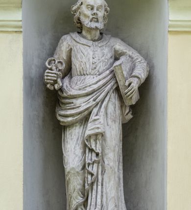 Zdjęcie nr 22: Kościół położony w centrum wsi Pleszów, obecnie w dzielnicy Nowa-Huta, na placu wyznaczonym wysokim, wykonanym z cegły murem, w otoczeniu starodrzewia. Budynek założony na rzucie prostokąta z węższym prostokątnym prezbiterium ujętym z trzech stron piętrowymi aneksami zakrystii, skarbczyka i przedsionka. Nawa jest trójprzęsłowa, ma ścięte naroża, jest artykułowana szerokimi przyściennymi filarami, zaś jednoprzęsłowe prezbiterium ujmują w narożach kolumny. Pilastry i kolumny o jońskich kapitelach dźwigają belkowanie z fryzem z metopami opatrzonymi rozetami na przemian z tryglifami. Nawę i prezbiterium nakrywają żaglaste sklepienia na szerokich gurtach i arkadach nad ścianami bocznymi, w których umieszczono prostokątne okna zamknięte łukiem odcinkowym. Aneksy są skomunikowane z prezbiterium prostokątnymi przejściami. Do kościoła prowadzą od frontu prostokątne drzwi i wbudowana pod chórem muzycznym drewniana kruchtę. 
Fasada jest szersza od korpusu nawy, jednokondygnacyjna, trójosiowa, zwieńczona wysoką wieżą. Korpus fasady ujęty załamującymi się na narożach toskańskimi pilastrami, z częścią środkową wysuniętą do przodu z takimi samymi pilastrami jak na narożach. Pilastry podtrzymują opasujące korpus fasady belkowanie, którego fryz złożony jest z tryglifów i metop wypełnionych kołami; nad częścią środkową trójkątny przyczółek wypełniony okiem Opatrzności. Fasadę wieńczy wysoka attyka ujęta na narożach i w części środkowej postumentami z wazonami. Wieża opasana na narożach szerokimi lizenami podtrzymującymi belkowanie z fryzem konsolkowym jest zakończona czterospadowym, lekko wklęsłym dachem krytym blachą z kulą i krzyżem. Elewacje boczne w korpusie fasady i aneksów przy prezbiterium z dwoma rzędami prostokątnych okienek, w partii nawy i prezbiterium z oknami prostokątnymi zakończonymi łukiem odcinkowym w profilowanych obramieniach. Elewacje boczne wieńczy profilowany gzyms, ściany wysuniętych poza korpus nawy aneksów załamujące się narożach szerokie lizeny. Dach jest dwuspadowy, kryty blachą.     
