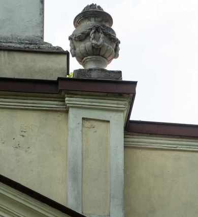 Zdjęcie nr 26: Kościół położony w centrum wsi Pleszów, obecnie w dzielnicy Nowa-Huta, na placu wyznaczonym wysokim, wykonanym z cegły murem, w otoczeniu starodrzewia. Budynek założony na rzucie prostokąta z węższym prostokątnym prezbiterium ujętym z trzech stron piętrowymi aneksami zakrystii, skarbczyka i przedsionka. Nawa jest trójprzęsłowa, ma ścięte naroża, jest artykułowana szerokimi przyściennymi filarami, zaś jednoprzęsłowe prezbiterium ujmują w narożach kolumny. Pilastry i kolumny o jońskich kapitelach dźwigają belkowanie z fryzem z metopami opatrzonymi rozetami na przemian z tryglifami. Nawę i prezbiterium nakrywają żaglaste sklepienia na szerokich gurtach i arkadach nad ścianami bocznymi, w których umieszczono prostokątne okna zamknięte łukiem odcinkowym. Aneksy są skomunikowane z prezbiterium prostokątnymi przejściami. Do kościoła prowadzą od frontu prostokątne drzwi i wbudowana pod chórem muzycznym drewniana kruchtę. 
Fasada jest szersza od korpusu nawy, jednokondygnacyjna, trójosiowa, zwieńczona wysoką wieżą. Korpus fasady ujęty załamującymi się na narożach toskańskimi pilastrami, z częścią środkową wysuniętą do przodu z takimi samymi pilastrami jak na narożach. Pilastry podtrzymują opasujące korpus fasady belkowanie, którego fryz złożony jest z tryglifów i metop wypełnionych kołami; nad częścią środkową trójkątny przyczółek wypełniony okiem Opatrzności. Fasadę wieńczy wysoka attyka ujęta na narożach i w części środkowej postumentami z wazonami. Wieża opasana na narożach szerokimi lizenami podtrzymującymi belkowanie z fryzem konsolkowym jest zakończona czterospadowym, lekko wklęsłym dachem krytym blachą z kulą i krzyżem. Elewacje boczne w korpusie fasady i aneksów przy prezbiterium z dwoma rzędami prostokątnych okienek, w partii nawy i prezbiterium z oknami prostokątnymi zakończonymi łukiem odcinkowym w profilowanych obramieniach. Elewacje boczne wieńczy profilowany gzyms, ściany wysuniętych poza korpus nawy aneksów załamujące się narożach szerokie lizeny. Dach jest dwuspadowy, kryty blachą.     
