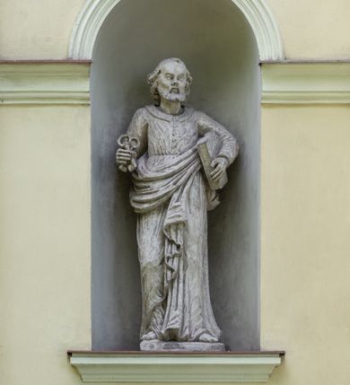 Zdjęcie nr 24: Kościół położony w centrum wsi Pleszów, obecnie w dzielnicy Nowa-Huta, na placu wyznaczonym wysokim, wykonanym z cegły murem, w otoczeniu starodrzewia. Budynek założony na rzucie prostokąta z węższym prostokątnym prezbiterium ujętym z trzech stron piętrowymi aneksami zakrystii, skarbczyka i przedsionka. Nawa jest trójprzęsłowa, ma ścięte naroża, jest artykułowana szerokimi przyściennymi filarami, zaś jednoprzęsłowe prezbiterium ujmują w narożach kolumny. Pilastry i kolumny o jońskich kapitelach dźwigają belkowanie z fryzem z metopami opatrzonymi rozetami na przemian z tryglifami. Nawę i prezbiterium nakrywają żaglaste sklepienia na szerokich gurtach i arkadach nad ścianami bocznymi, w których umieszczono prostokątne okna zamknięte łukiem odcinkowym. Aneksy są skomunikowane z prezbiterium prostokątnymi przejściami. Do kościoła prowadzą od frontu prostokątne drzwi i wbudowana pod chórem muzycznym drewniana kruchtę. 
Fasada jest szersza od korpusu nawy, jednokondygnacyjna, trójosiowa, zwieńczona wysoką wieżą. Korpus fasady ujęty załamującymi się na narożach toskańskimi pilastrami, z częścią środkową wysuniętą do przodu z takimi samymi pilastrami jak na narożach. Pilastry podtrzymują opasujące korpus fasady belkowanie, którego fryz złożony jest z tryglifów i metop wypełnionych kołami; nad częścią środkową trójkątny przyczółek wypełniony okiem Opatrzności. Fasadę wieńczy wysoka attyka ujęta na narożach i w części środkowej postumentami z wazonami. Wieża opasana na narożach szerokimi lizenami podtrzymującymi belkowanie z fryzem konsolkowym jest zakończona czterospadowym, lekko wklęsłym dachem krytym blachą z kulą i krzyżem. Elewacje boczne w korpusie fasady i aneksów przy prezbiterium z dwoma rzędami prostokątnych okienek, w partii nawy i prezbiterium z oknami prostokątnymi zakończonymi łukiem odcinkowym w profilowanych obramieniach. Elewacje boczne wieńczy profilowany gzyms, ściany wysuniętych poza korpus nawy aneksów załamujące się narożach szerokie lizeny. Dach jest dwuspadowy, kryty blachą.     
