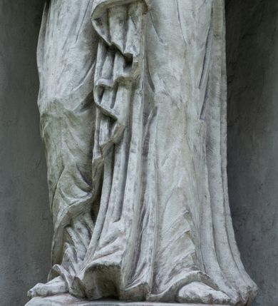 Zdjęcie nr 23: Kościół położony w centrum wsi Pleszów, obecnie w dzielnicy Nowa-Huta, na placu wyznaczonym wysokim, wykonanym z cegły murem, w otoczeniu starodrzewia. Budynek założony na rzucie prostokąta z węższym prostokątnym prezbiterium ujętym z trzech stron piętrowymi aneksami zakrystii, skarbczyka i przedsionka. Nawa jest trójprzęsłowa, ma ścięte naroża, jest artykułowana szerokimi przyściennymi filarami, zaś jednoprzęsłowe prezbiterium ujmują w narożach kolumny. Pilastry i kolumny o jońskich kapitelach dźwigają belkowanie z fryzem z metopami opatrzonymi rozetami na przemian z tryglifami. Nawę i prezbiterium nakrywają żaglaste sklepienia na szerokich gurtach i arkadach nad ścianami bocznymi, w których umieszczono prostokątne okna zamknięte łukiem odcinkowym. Aneksy są skomunikowane z prezbiterium prostokątnymi przejściami. Do kościoła prowadzą od frontu prostokątne drzwi i wbudowana pod chórem muzycznym drewniana kruchtę. 
Fasada jest szersza od korpusu nawy, jednokondygnacyjna, trójosiowa, zwieńczona wysoką wieżą. Korpus fasady ujęty załamującymi się na narożach toskańskimi pilastrami, z częścią środkową wysuniętą do przodu z takimi samymi pilastrami jak na narożach. Pilastry podtrzymują opasujące korpus fasady belkowanie, którego fryz złożony jest z tryglifów i metop wypełnionych kołami; nad częścią środkową trójkątny przyczółek wypełniony okiem Opatrzności. Fasadę wieńczy wysoka attyka ujęta na narożach i w części środkowej postumentami z wazonami. Wieża opasana na narożach szerokimi lizenami podtrzymującymi belkowanie z fryzem konsolkowym jest zakończona czterospadowym, lekko wklęsłym dachem krytym blachą z kulą i krzyżem. Elewacje boczne w korpusie fasady i aneksów przy prezbiterium z dwoma rzędami prostokątnych okienek, w partii nawy i prezbiterium z oknami prostokątnymi zakończonymi łukiem odcinkowym w profilowanych obramieniach. Elewacje boczne wieńczy profilowany gzyms, ściany wysuniętych poza korpus nawy aneksów załamujące się narożach szerokie lizeny. Dach jest dwuspadowy, kryty blachą.     
